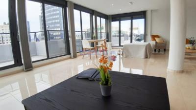 Exclusive penthouse for lovers of luxury in the best area of the center of Valencia.